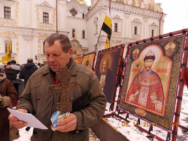 Крестный ход в день памяти св. Александра Невского прошел по бунтующему Киеву