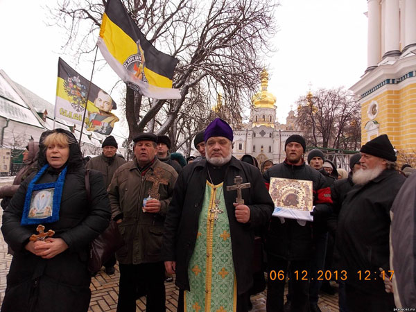 Крестный ход в день памяти св. Александра Невского прошел по бунтующему Киеву