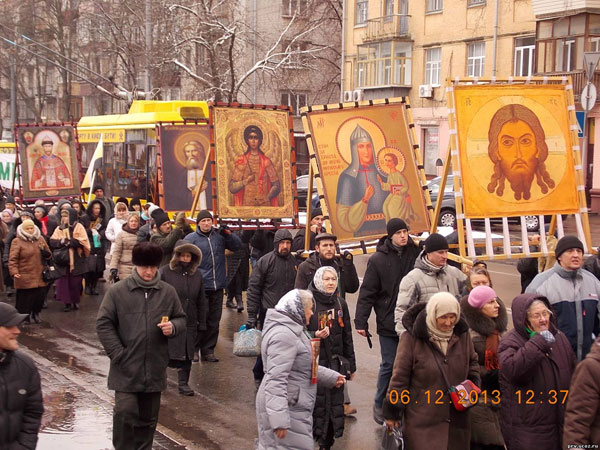 Крестный ход в день памяти св. Александра Невского прошел по бунтующему Киеву