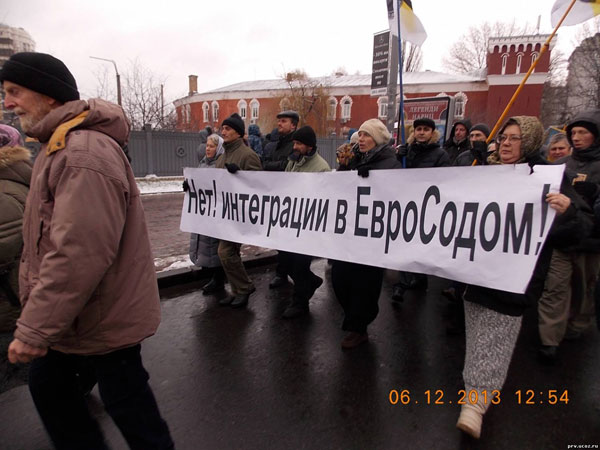 Крестный ход в день памяти св. Александра Невского прошел по бунтующему Киеву