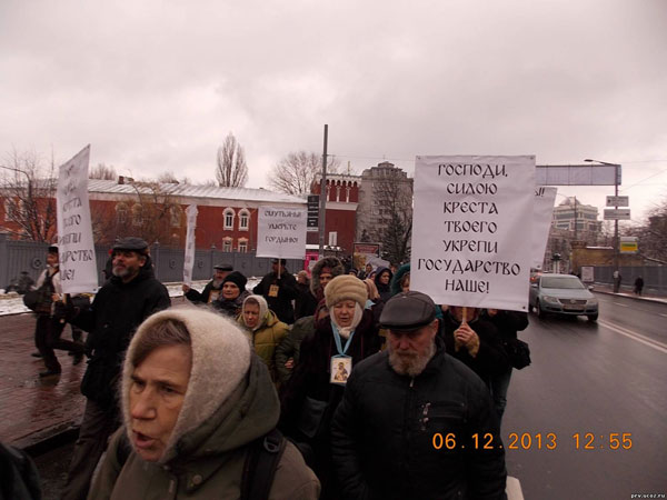 Крестный ход в день памяти св. Александра Невского прошел по бунтующему Киеву