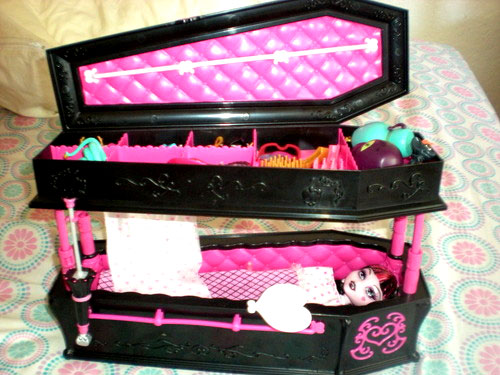 Куклы Монстры Хай в игрушечных гробах