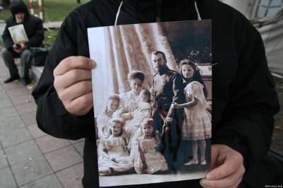 В Киеве в День русского единства пошел крестный ход под имперскими флагами (ФОТО)