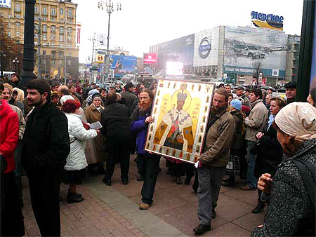 Народ собирается на Пушкинской (Страстной) площади со стороны Тверского бульвара