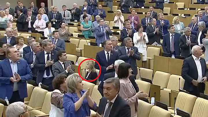 Все депутаты, кроме Поклонской, стоя аплодируют конгрессменам США.